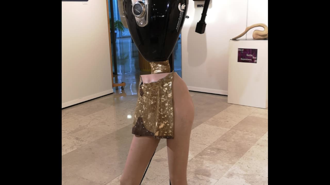 El Encuentro Más Divertido entre un Dios del Arte y un Androide que te Hará Llorar de Risa