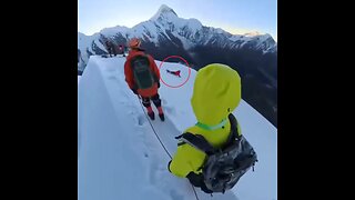 Accidente mortal: alpinista se saca el arnés para una foto y pasa esto