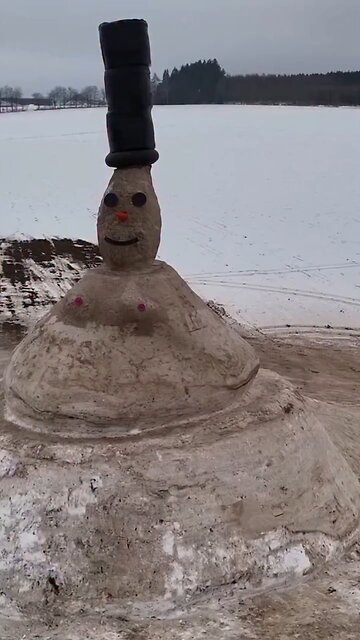 🇩🇪In Germany, they're building a snowman in hopes of breaking the
