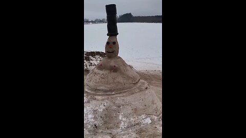 🇩🇪In Germany, they're building a snowman in hopes of breaking the