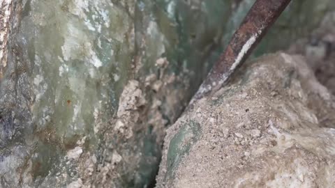 中国玉器制作历史悠久，至今已有12000年以上，祖先们在磨制石器的过程中逐渐认识了玉，并开始剖璞取玉，琢玉成器。#抖音非遗计划 #非遗守护人 #百young非遗计划 #玉雕 #送T……