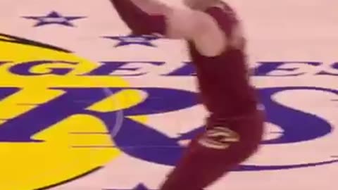 LeBron give and go with Reaves leads to a LeBron SLAM!