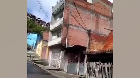 Irregular construction in Brazil collapses and has a domino effect on the neighborhood