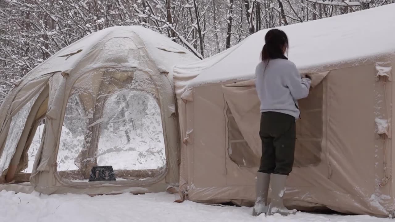 Solo Snow Camping & Enjoying Hot Pot in a Winter Wonderland