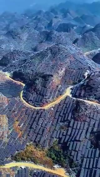 中国貴州省のソーラーパネルの海