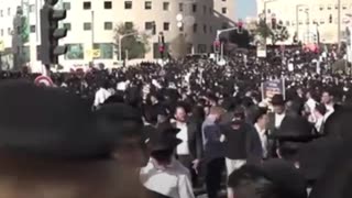 Miles de judíos ultraortodoxos vestidos de negro protestan en Jerusalén