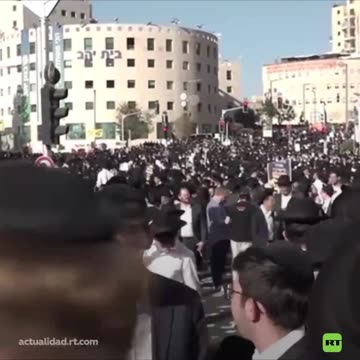 Miles de judíos ultraortodoxos vestidos de negro protestan en Jerusalén