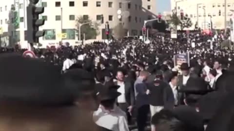 Miles de judíos ultraortodoxos vestidos de negro protestan en Jerusalén