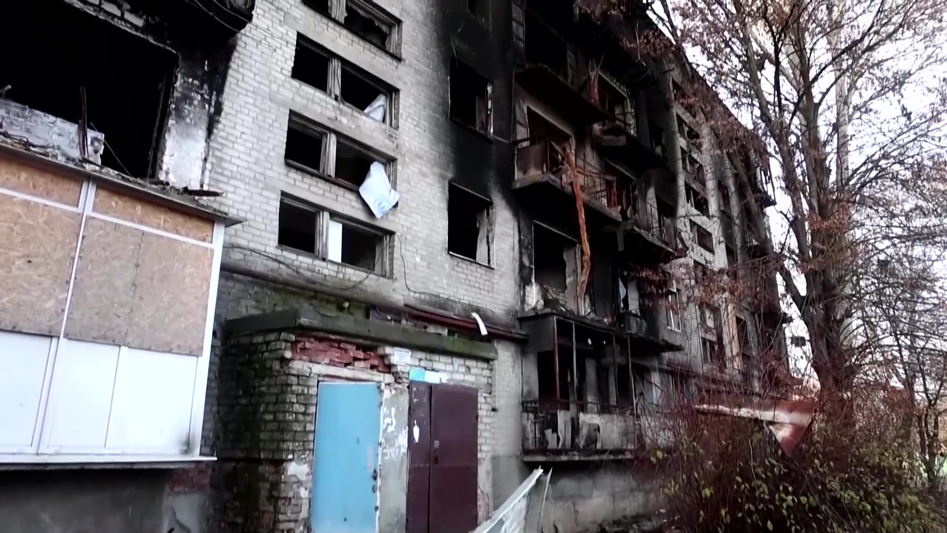 Kostiantynivka residents struggle in rubble as Russia advances