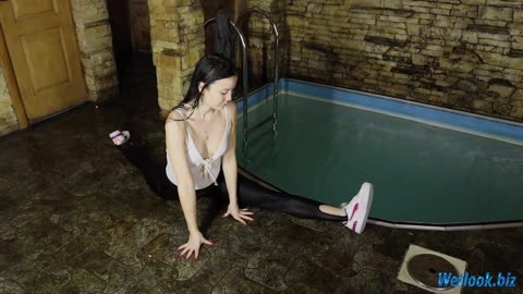 Wetlook girl in the Pool