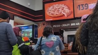 Cliente furiosa reclama por pizzas frías en pizzería de México