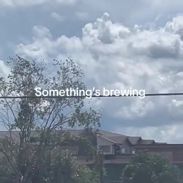 UFO mania - A large ship camouflaged among clouds filmed by residents in Nashvill...