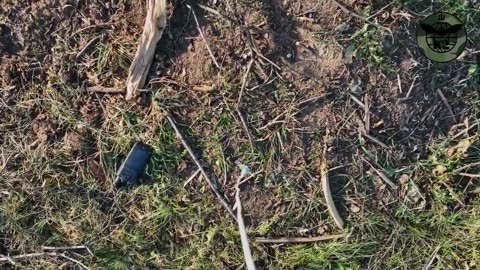 Ukrainian drone loot the radio station of a dead Russian soldier