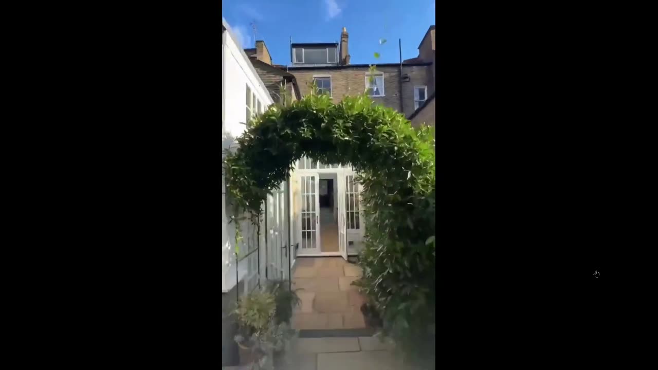 House if off the hook: The inside of the house becomes more beautiful by the sec