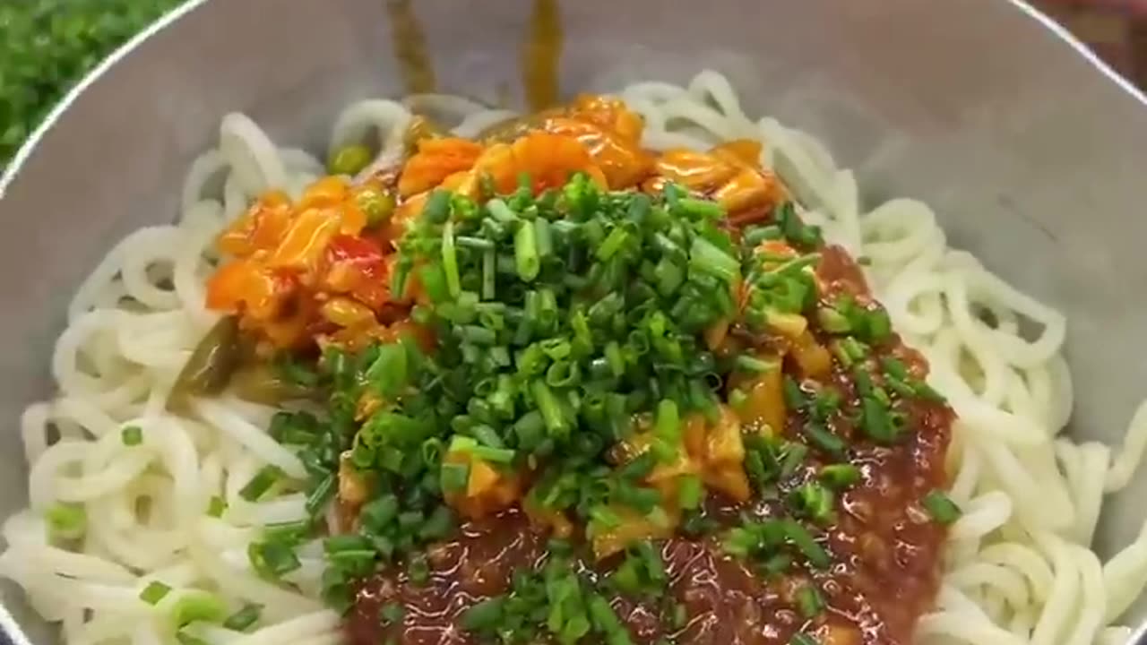 $1.2 USD SICHUAN STYLE NOODLES WITH PICKLED VEGETABLES TOPPINGS #chinesefood #streetfood #shorts