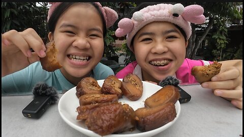 Duong Cookie eats honey cake, a specialty of her hometown