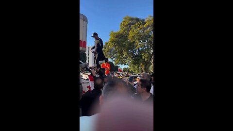 🇺🇸🇮🇷❗️ — Videos show the moment police officers detained the