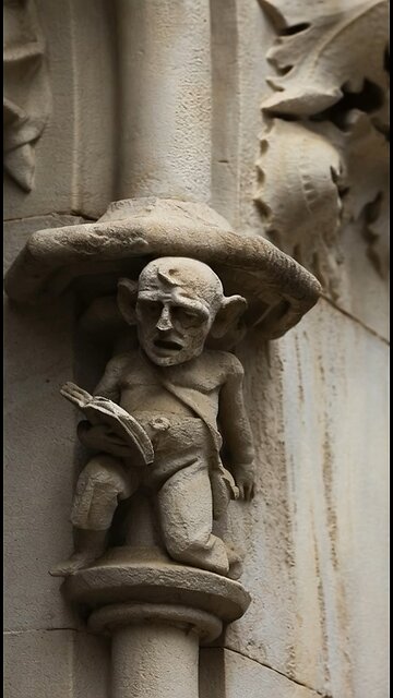 Lector en el capitel