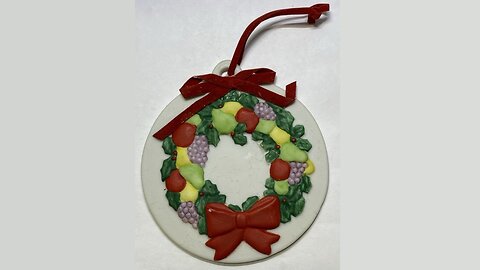 🎄🎄 RARE 🎄🎄 Vintage 1984 Ebeling & Reuss Ceramic Christmas Ornament w/Multi-Color Wreath