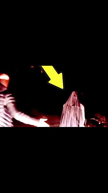 Er wird auf Landstraße von einem Mann in Kutte aufgehalten - Dann passiert es