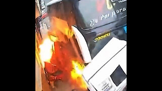 Momento en que un autobús repleto de estudiantes pierde el control y se incendia