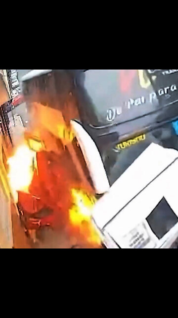Momento en que un autobús repleto de estudiantes pierde el control y se incendia