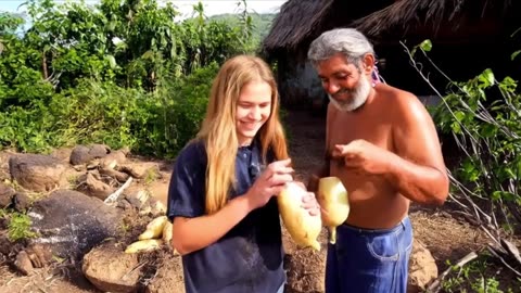 MI PADRASTO ME ENSENO A SACAR LA LECHE DE LA YUCA