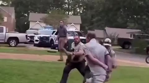 Cop slams Suspect against Wall - he tried to getaway