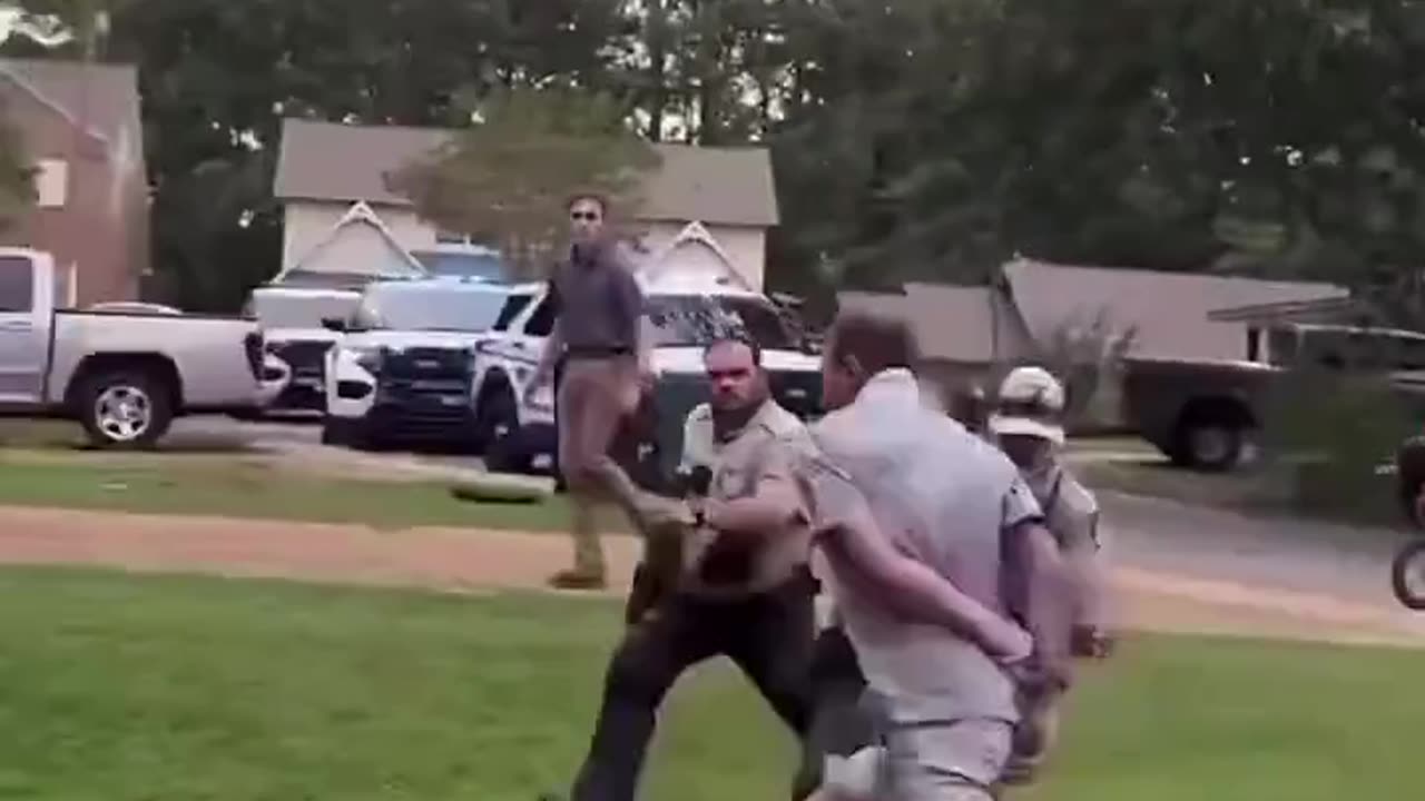 Cop slams Suspect against Wall - he tried to getaway