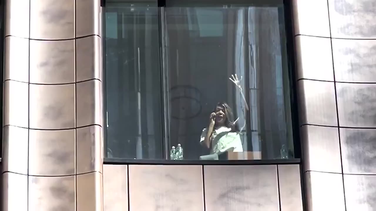 Wendy Williams dropping a note from her window, "Help! Wendy!!"