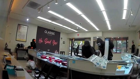 Ladrones entran en una joyería embistiendo la entrada con un coche