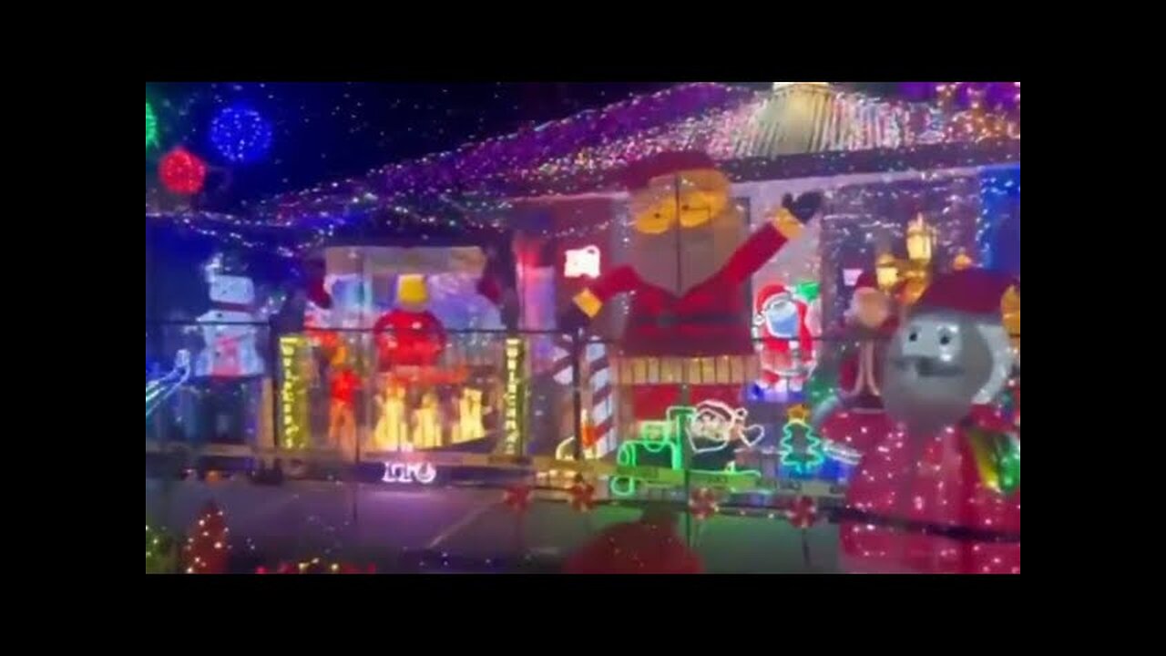 Family ordered to take down Christmas light setup