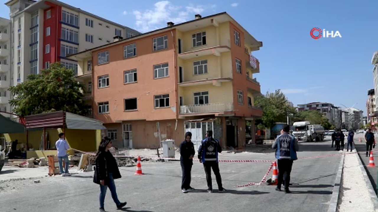 Van’da yol genişletme çalışmaları için 4 katlı bina yıktırıldı