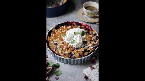 🍓🫐 Warm Berry Cobbler with Mascarpone Cream – A Heavenly Dessert! 🍰✨