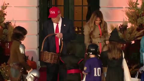 POTUS hugs trick-or-treaters at the White House 🎃