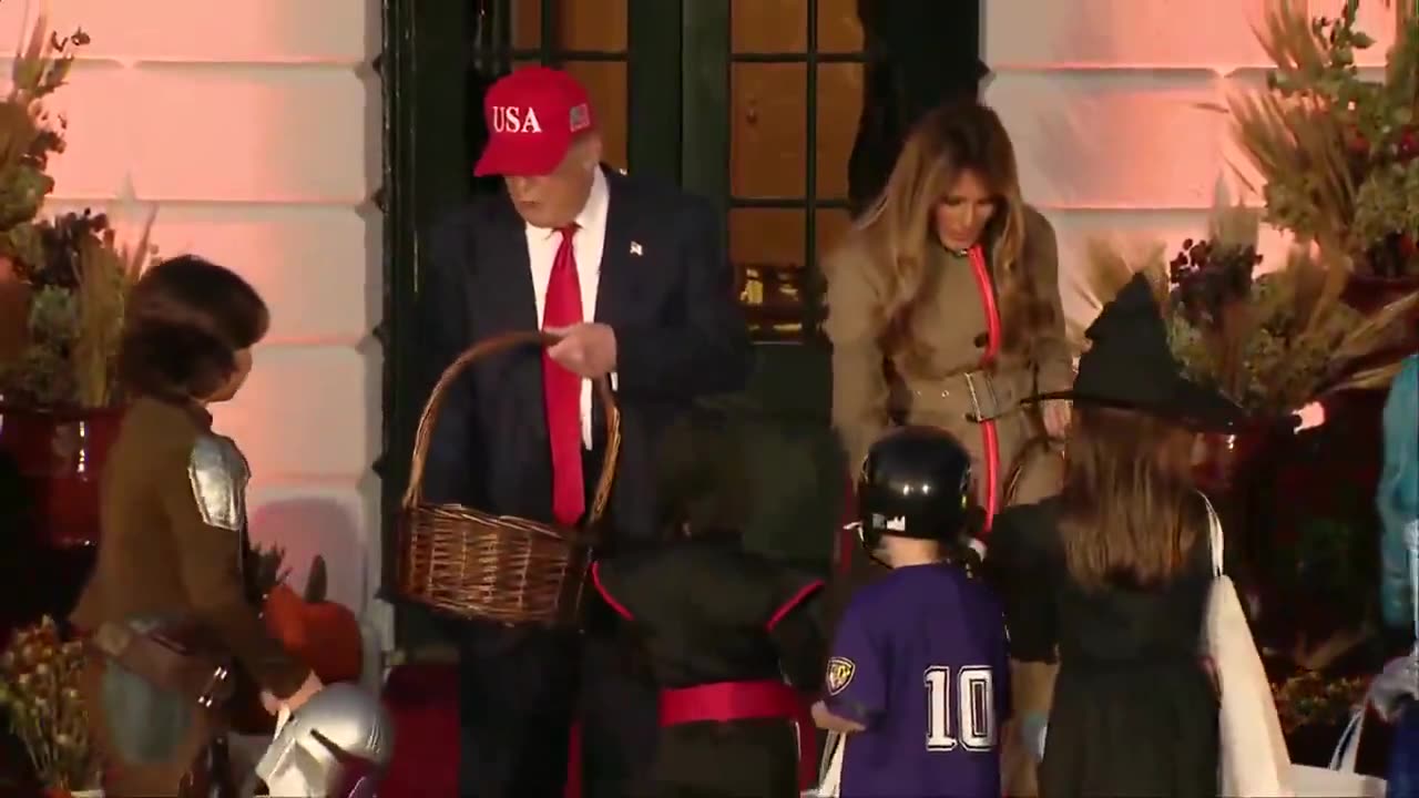 POTUS hugs trick-or-treaters at the White House 🎃