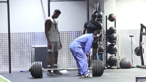 😂 Elite Powerlifter Trolls Gym with 32kg Mop! 🏋️‍♂️🧹