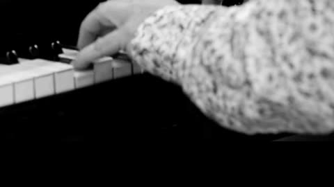 Neil Crossland Performs Glass’s Mesmerising Etude No. 8