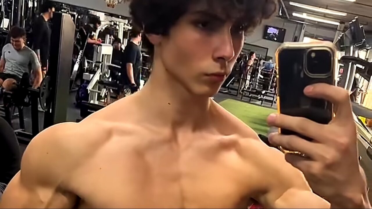 19 years old bodybuilder flexing muscles