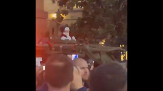 ¿Y el trineo con renos?: el Pentágono presenta a Papá Noel a bordo de un blindado