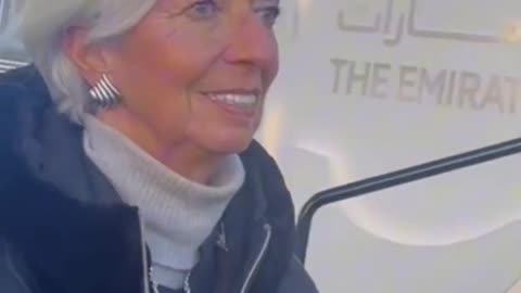NOTIZIE DAL MONDO Forum di Davos 2026,Christine Lagarde tace sulle preoccupazioni relative alla società senza contanti. la Presidente della Banca Centrale Europea Christine Lagarde non risponde alle domande dei liberi giornalisti.