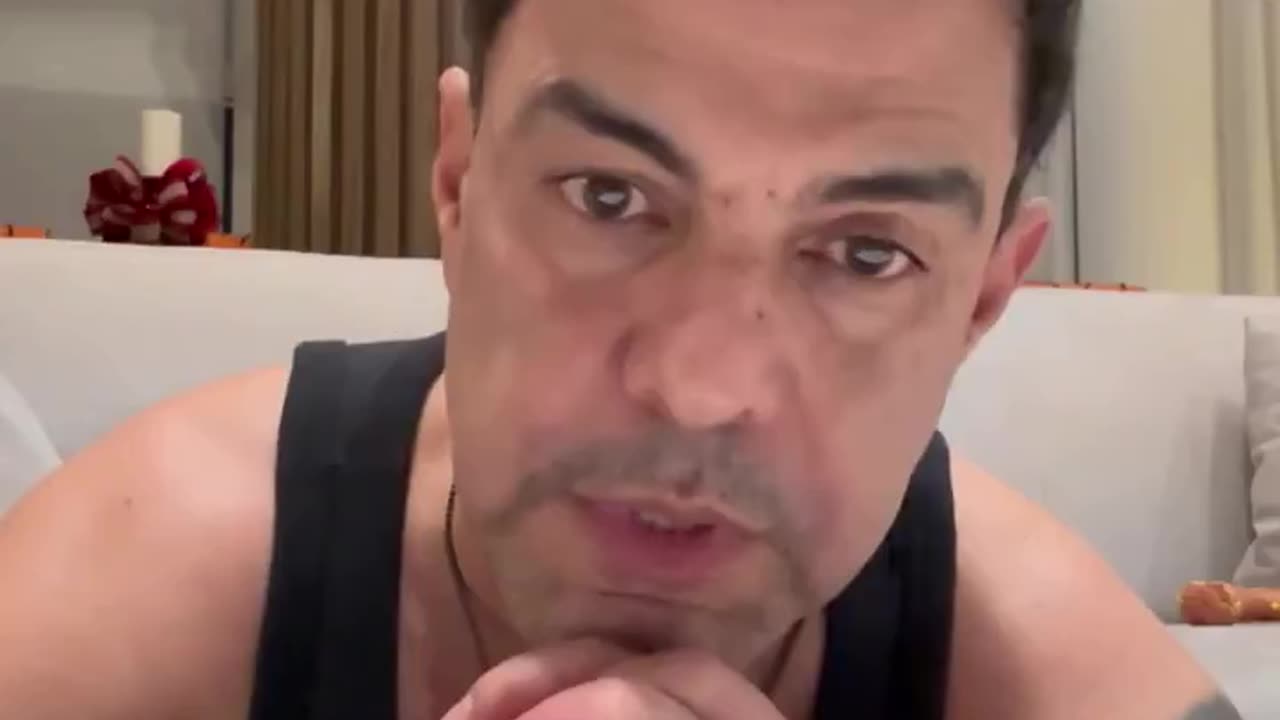 Zezé de Camargo pede que o SBT não transmita seu especial de Natal depois da emissora demostrar apoio ao governo Lula e a ministros do STF.