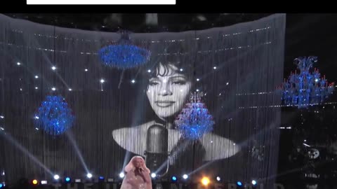 Christina Aguilera sings Whitney Houston's hardest song