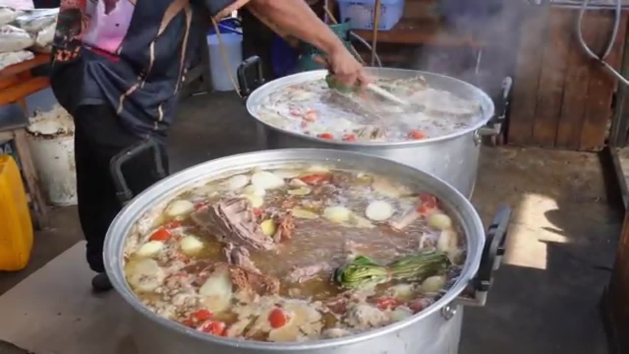 400KG of Pad Kra Pao & Spicy Pork Bone Soup – Watch How They Do It!