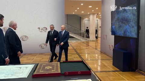 По окончании заседания Владимир Путин осмотрел выставку проектов РГО