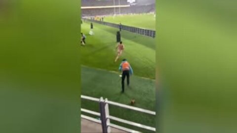 This Streaker At A New Zealand Rugby Match Was Pretty Hilarious In His Determination
