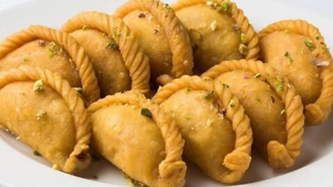 Suji Mawa Gujiya | Recipe for making crispy Gujiya like a confectioner with less effort |