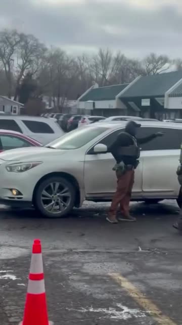 Nick Sortor - 🚨 HOLY CRAP! A Somali mob just RUSHED ICE agents in St. Cloud, MN ...
