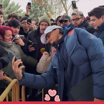 FC Barcelona superstar Raphina con aficionados in #fcbarcelona #viral #football #futbol #españa