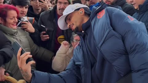 FC Barcelona superstar Raphina con aficionados in #fcbarcelona #viral #football #futbol #españa